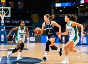 意乙女足比拼，球员努力拼搏