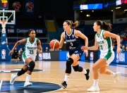 意乙女足比拼，球员努力拼搏