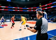 里奥斯禁区内对抗后倒地，裁判未予判罚