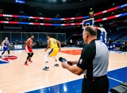 里奥斯禁区内对抗后倒地，裁判未予判罚