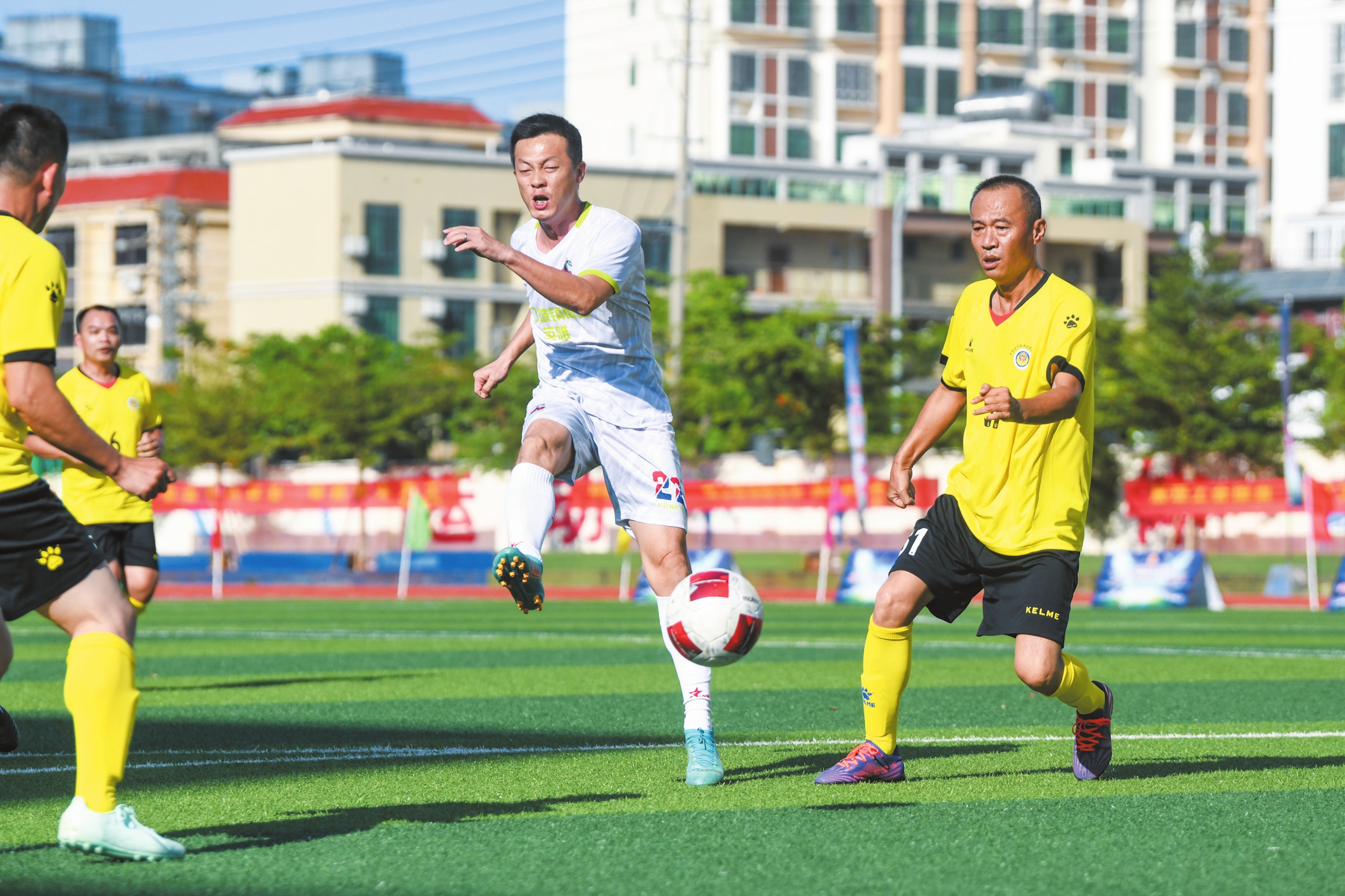 关于足球场上的奋勇拼搏展现运动员风采的信息